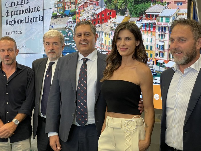 Elisabetta Canalis a Genova per promuovere la Liguria (Video) Elisabetta Canalis a Genova per promuovere la Liguria (Video)