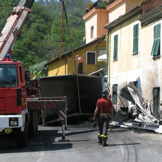 Le opeazioni dei VVFF per il precedente ribaltamento del camion di carbone