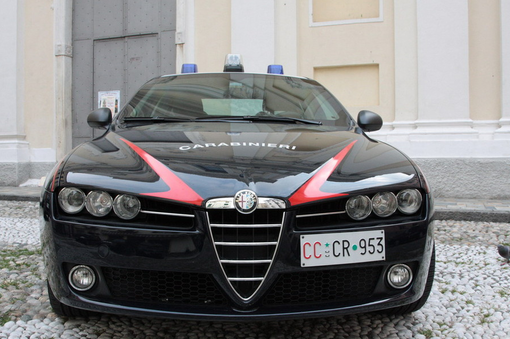 Auto, moto e furgone in fiamme a Laigueglia. A Savona uomo sequestra la moglie e la minaccia di morte