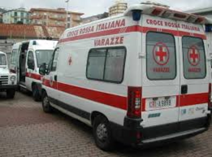 Varazze, auto si ribalta su un fianco lungo l'Aurelia: un uomo soccorso e trasportato in ospedale Varazze, auto si ribalta su un fianco lungo l'Aurelia: un uomo soccorso e trasportato in ospedale