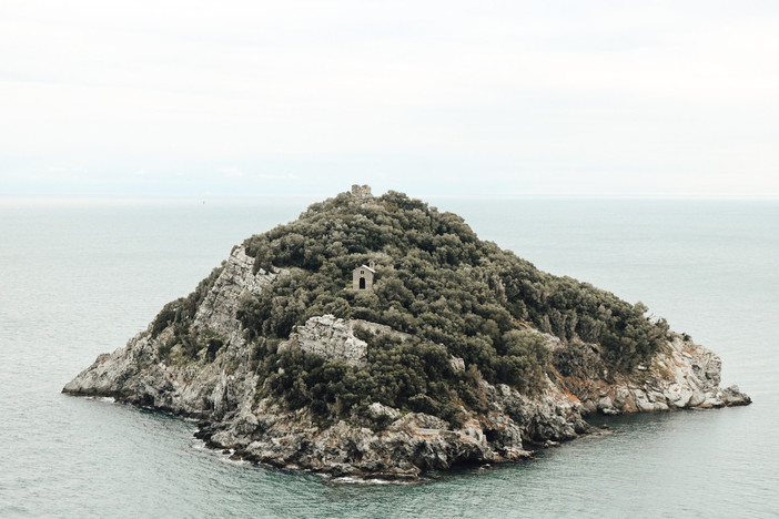 Chiara Vallarino, &quot;Dal cielo di Savona e provincia&quot; – Isola di Bergeggi, fotografia da drone