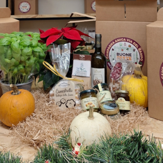 Arriva il Natale al mercato di via del Campo con i cesti agricoli di Campagna Amica Arriva il Natale al mercato di via del Campo con i cesti agricoli di Campagna Amica