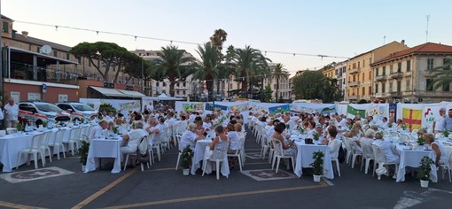 Albenga, oltre 300 persone alla Cena in Bianco per la Croce Bianca: inaugurati una nuova automedica e un defibrillatore Albenga, oltre 300 persone alla Cena in Bianco per la Croce Bianca: inaugurati una nuova automedica e un defibrillatore