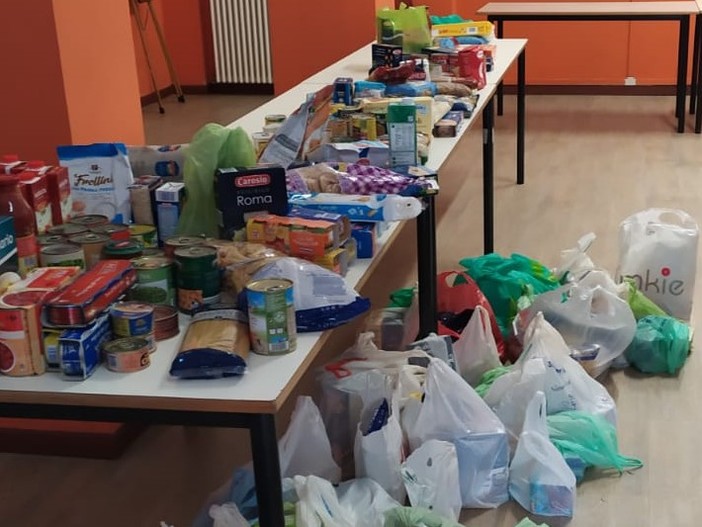 Gli alunni delle scuole di Pietra e Borgio volontari per un giorno in favore della colletta alimentare Gli alunni delle scuole di Pietra e Borgio volontari per un giorno in favore della colletta alimentare