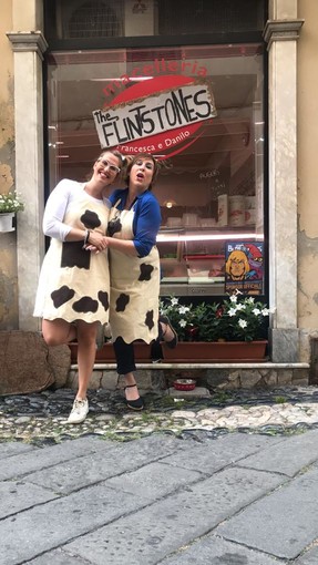 Nelle foto: le titolari Carolina e Nicole durante il "Burtomics"; la lavagnetta del "punto consigli"