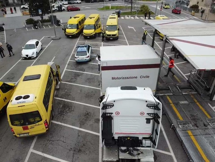 Controlli sugli autobus a Varazze della polizia stradale: sospesa la circolazione per due mezzi per gravi inefficienze (FOTO)