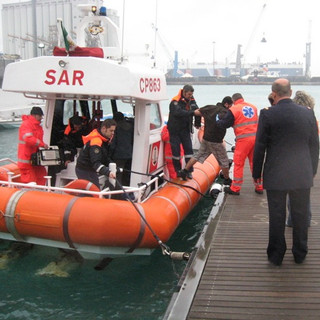 Bagnante rischia di annegare a Savona alle Fornaci: salvato dalla Guardia Costiera