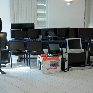 Albenga, i Carabinieri scovano un magazzino con refurtiva: arrestato un marocchino per spaccio e ricettazione