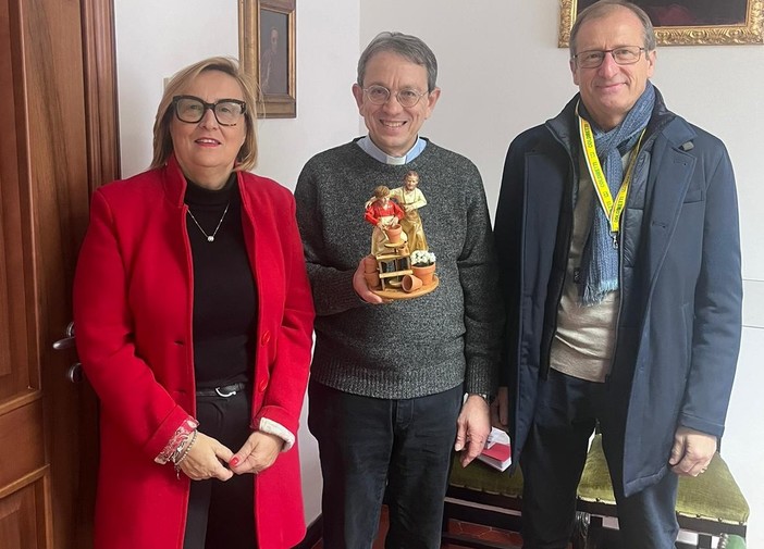 Coldiretti e Confartigianato consegnano al vescovo Marino la nuova statuina del presepe Coldiretti e Confartigianato consegnano al vescovo Marino la nuova statuina del presepe