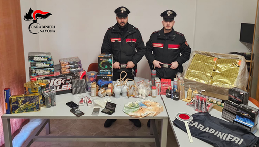 Droga, materiale da spaccio e 40kg di esplosivi: arrestato operaio 30enne Droga, materiale da spaccio e 40kg di esplosivi: arrestato operaio 30enne