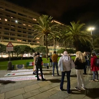 Covid-19: negazionisti, Movimento imprese italiane e Federazione Popolo Sovrano sono scesi in piazza a Genova Covid-19: negazionisti, Movimento imprese italiane e Federazione Popolo Sovrano sono scesi in piazza a Genova
