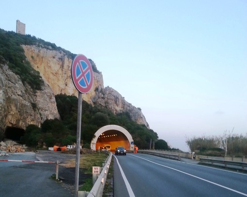 Lavori di manutenzione alla galleria Caprazoppa di Finale: Aurelia a senso unico alternato