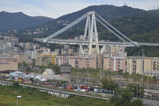 Loano, un minuto di silenzio per le vittime del ponte Morandi Loano, un minuto di silenzio per le vittime del ponte Morandi