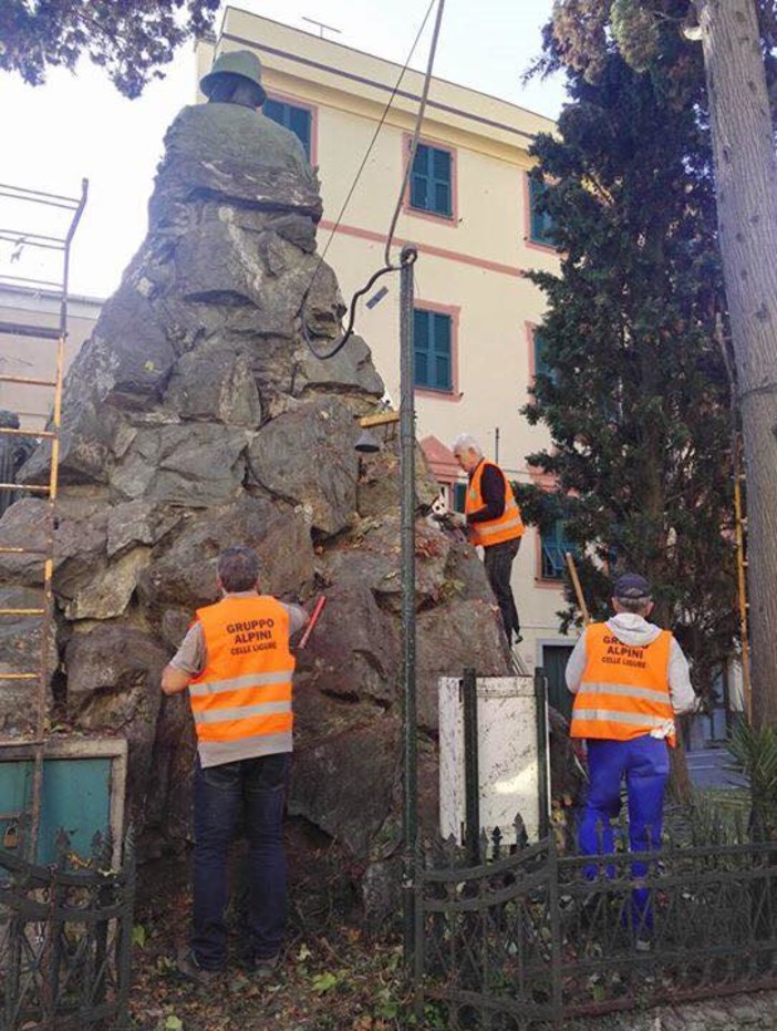 Celle, gli alpini sistemano il monumento ai caduti (FOTO) Celle, gli alpini sistemano il monumento ai caduti (FOTO)