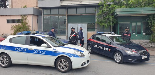 Fermati perché sospettati di rapina, aggrediscono polizia municipale e carabinieri: coppia arrestata ad Albenga Fermati perché sospettati di rapina, aggrediscono polizia municipale e carabinieri: coppia arrestata ad Albenga