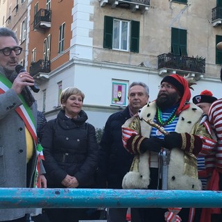 Savona, Cicciolin sbarca alla Torretta: il vice sindaco gli consegna le chiavi della città