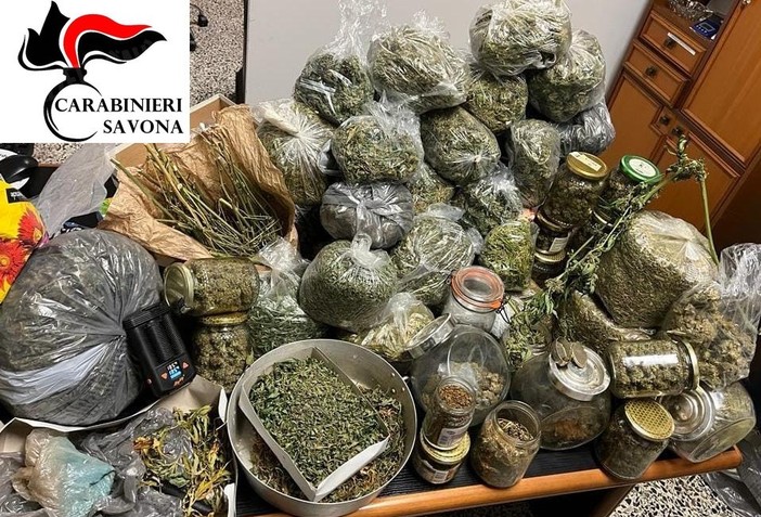 Ubriaco in strada, i carabinieri lo accompagnano a casa e scoprono 8 kg di marijuana: arrestato un 62enne di Altare