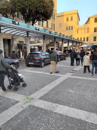 Savona: i carabinieri passano al setaccio Piazza Sisto IV Savona: i carabinieri passano al setaccio Piazza Sisto IV