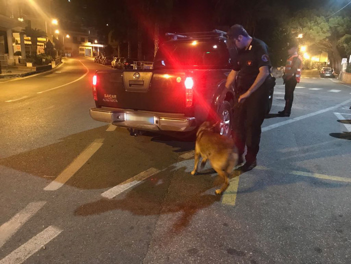 Carabinieri di Alassio: pattugliamento diurno e notturno con unità cinofile ed elicottero