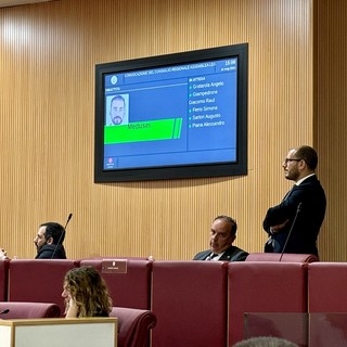 La giunta fa quadrato attorno a Toti, opposizioni sulle barricate: alta tensione in consiglio regionale (video)