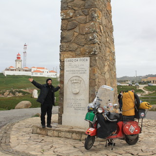 Un viaggio di 16000 chilometri in sella ad una Vespa: Simone Sciutteri arriva in Portogallo