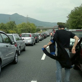 Autocisterna si ribalta sull'A10: autostrada chiusa