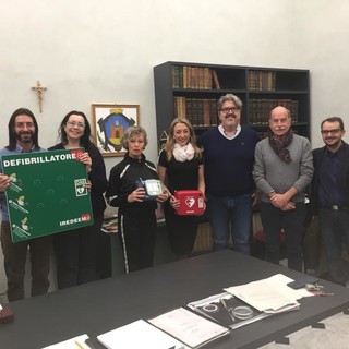 La Cardiologia e la Neuroradiologia del Santa Corona donano un defibrillatore automatico al comune di Loano