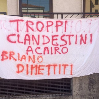 A Cairo protesta contro i profughi: "Troppi clandestini a Cairo, Briano dimettiti"