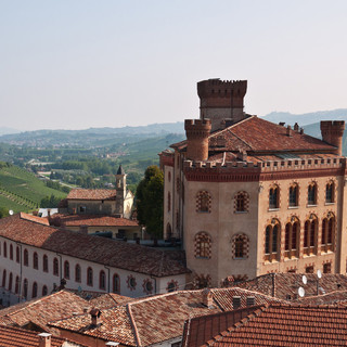Barolo Fashion Show inaugura la stagione estiva alta moda, arte e solidarietà nel tempio del re dei vini