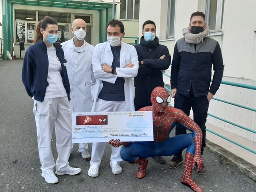 "Ospedali Dipinti", il Cavalier Spiderman consegna un assegno alla Pediatria di Savona "Ospedali Dipinti", il Cavalier Spiderman consegna un assegno alla Pediatria di Savona