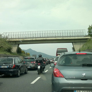 Traffico intenso sulla A10: rallentamenti di 23 km tra Pietra Ligure e Savona