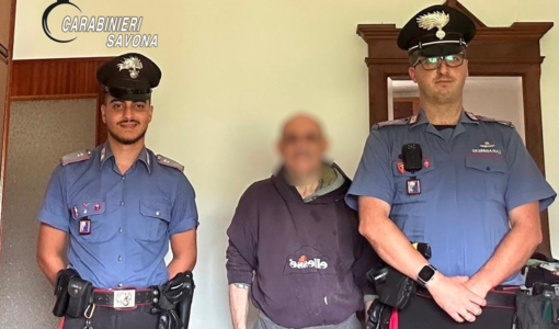 "Sono solo e non ho nulla da mangiare": i Carabinieri vanno a casa sua e gli fanno la spesa