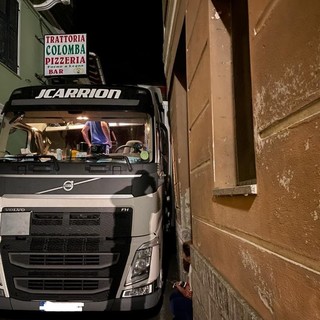 Camion incastrato a Stella San Martino