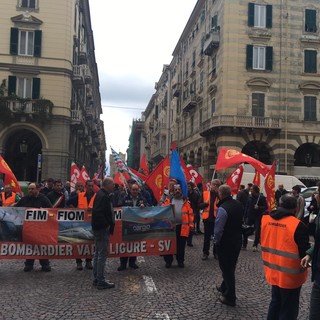 Bombardier, stabilimento di Vado a rischio: corteo per le vie di Savona (FOTO e VIDEO)