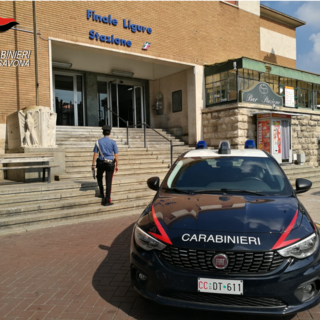 Rapinano il portafogli a un giovane turista: individuati dai carabinieri di Finale Ligure