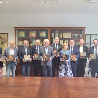 Choco Charity: diecimila euro donati al reparto di oncoematologia pediatrica di Savigliano dall’unione di Fondazione e Banca CRS con Baratti & Milano e le Ascom di Bra, Fossano e Savigliano Choco Charity: diecimila euro donati al reparto di oncoematologia pediatrica di Savigliano dall’unione di Fondazione e Banca CRS con Baratti & Milano e le Ascom di Bra, Fossano e Savigliano