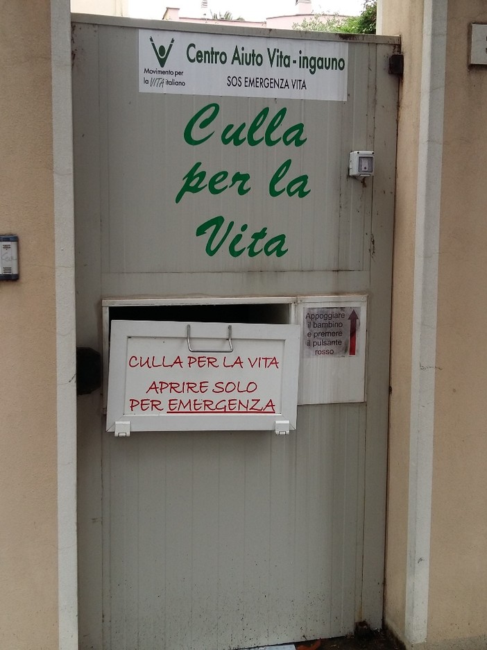 Grave atto vandalico nella notte ad Albenga: danneggiata la culla per la via del Centro Aiuto ingauno