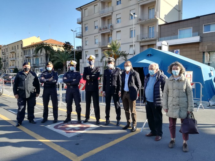 Nella foto gli esponenti di comune di Albenga, Marina Militare e Asl