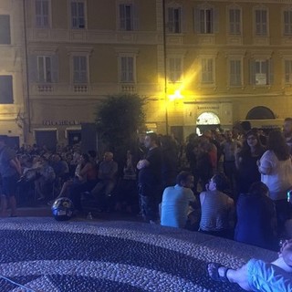 Zibba con la chitarra in piazza: 5 minuti in più (presunti) e qualcuno chiama i carabinieri Zibba con la chitarra in piazza: 5 minuti in più (presunti) e qualcuno chiama i carabinieri