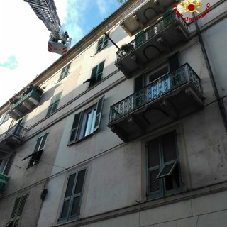 Savona, caduta di calcinacci dal tetto di un condominio: intervento dei vigili del fuoco