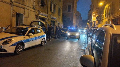 Savona, controlli della Polizia Locale e della Polizia di Stato in un bar di via Piave