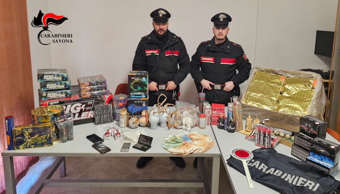 Droga, materiale da spaccio e 40kg di esplosivi: arrestato operaio 30enne Droga, materiale da spaccio e 40kg di esplosivi: arrestato operaio 30enne