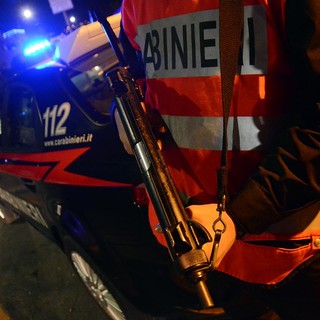 Albenga, ubriaco picchia la moglie davanti al figlio di 15 mesi: arrestato