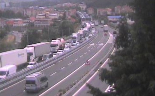 Continua l'incubo sulla A10: incidente tra Savona e Albisola, traffico in tilt Continua l'incubo sulla A10: incidente tra Savona e Albisola, traffico in tilt