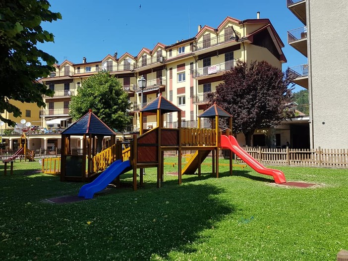 Calizzano, dopo il restyling riapre ai bambini il parco giochi di via XXV Aprile (FOTO)