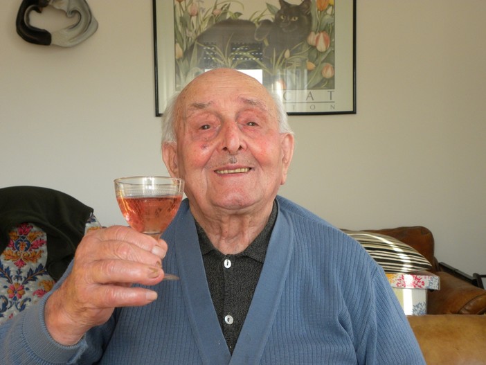 Sole, mare e buon cibo: la ricetta di salute di Cesare Novello, che ha spento cento candeline Sole, mare e buon cibo: la ricetta di salute di Cesare Novello, che ha spento cento candeline