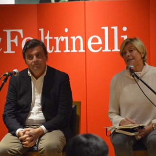 Gli ex ministri Calenda e Pinotti alla "Feltrinelli" di Genova