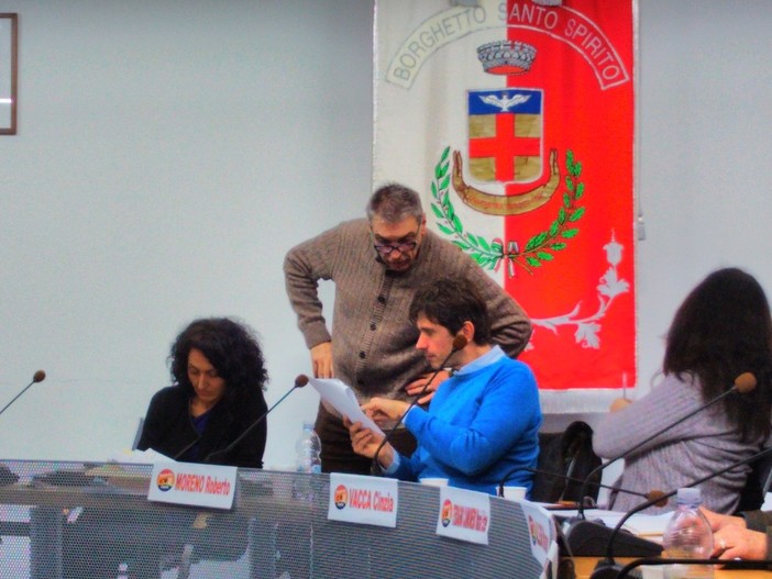 Alcuni scatti del consiglio comunale di ieri. Nella prima foto, maggioranza e opposizione si confrontano sui dati del programma di rientro dal pre-dissesto Alcuni scatti del consiglio comunale di ieri. Nella prima foto, maggioranza e opposizione si confrontano sui dati del programma di rientro dal pre-dissesto