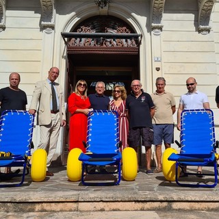 Alassio, consegnate le nuove sedie "Jobs" per la balneazione dei disabili sulle spiagge alassine