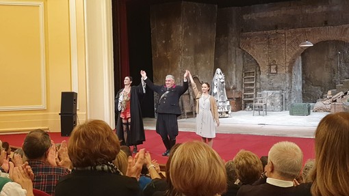 Grande successo sabato sera al Casinò di Sanremo per la pièce “Mettici la mano” di Maurizio De Giovanni